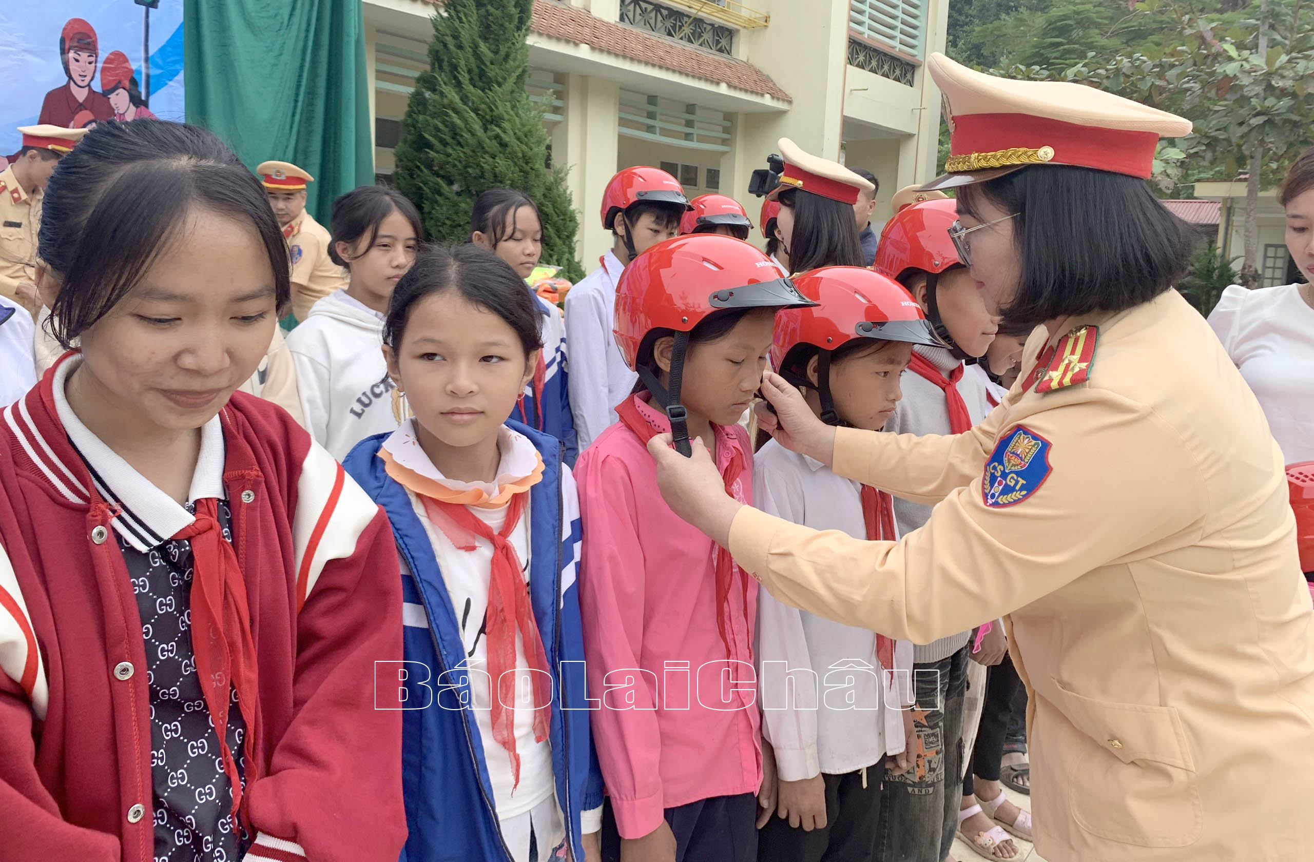 Thượng tá Tạ Thị Hồng Minh – Phó trưởng Phòng 4, Cục CSGT (Bộ Công an) trao mũ bảo hiểm cho học sinh Trường THCS xã Chăn Nưa (huyện Sìn Hồ).